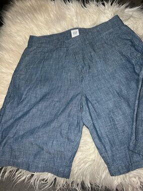 GAP womans size 2 Light Blue Denim-chambray Shorts $8.00 9” length